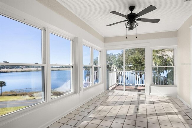 Foto del edificio - 2119 E Crooked Lake Dr