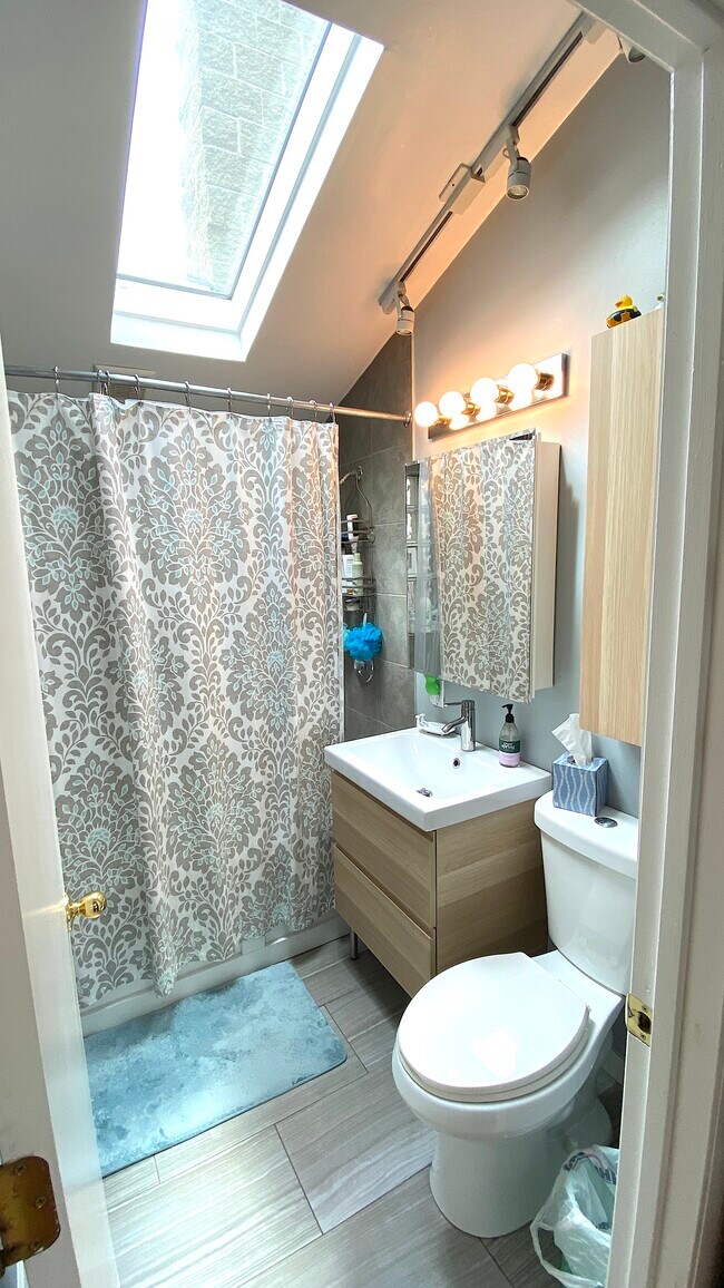 Foto del edificio - 2157 W Fletcher St