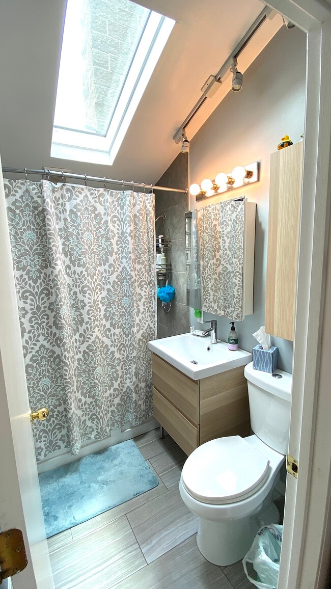 Building Photo - 2157 W Fletcher St