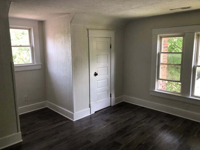 Dormitorio - 610 S Washington St