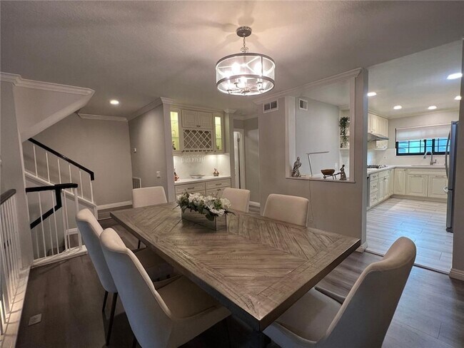 Foto del edificio - 428 W Huntington Dr