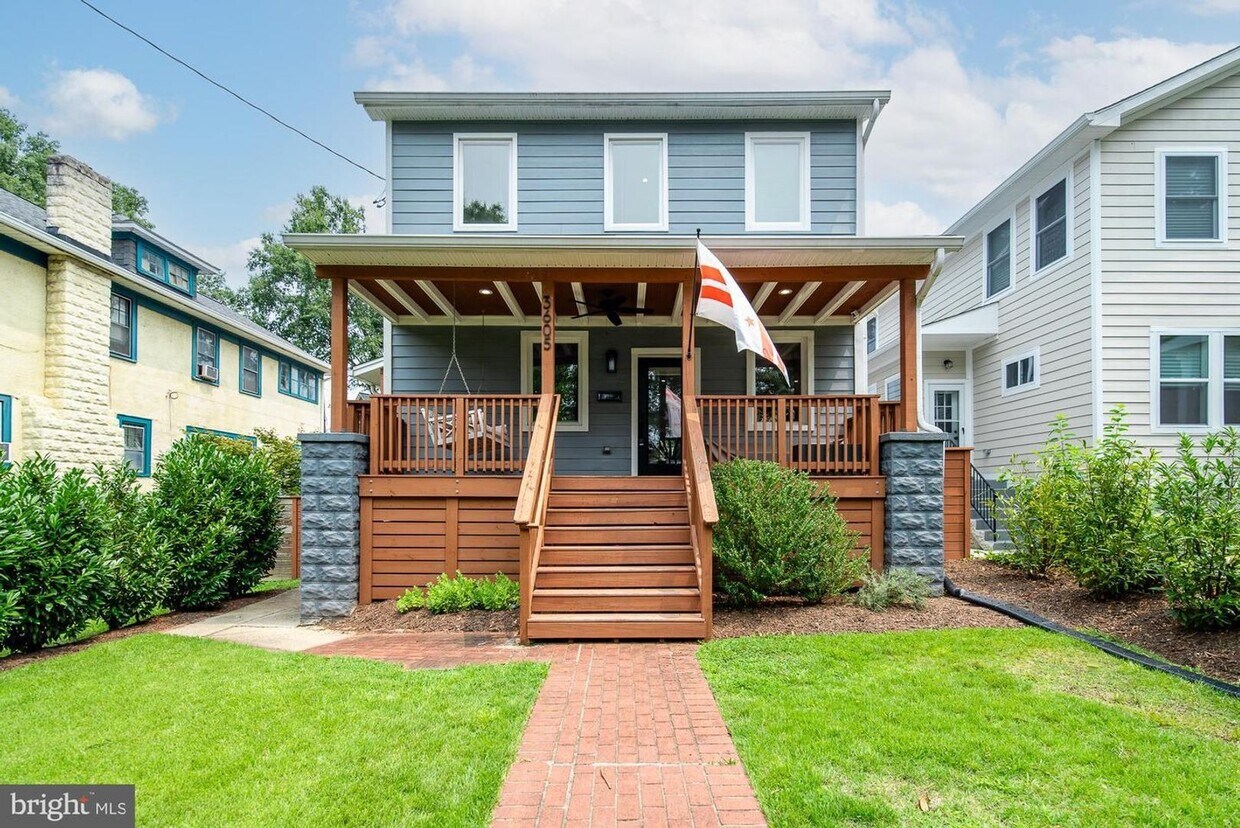 Primary Photo - 5 Bed/3.5 Bath Remodeled Craftsman