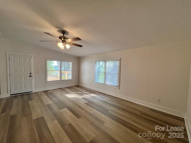 Foto del edificio - 491 Robinson Rd
