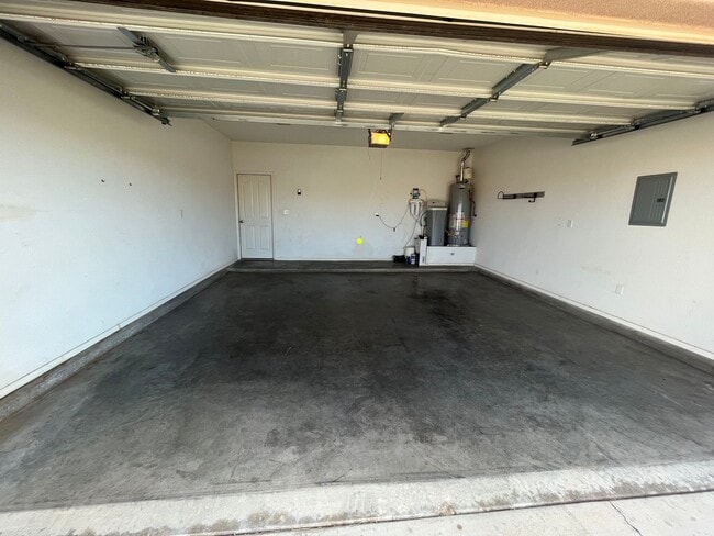 Building Photo - 3 Bedroom/2 Bath With Refrigerated Air