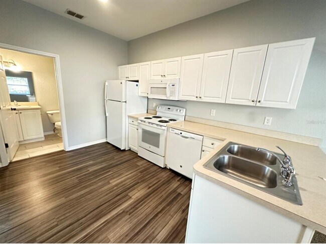 Foto del edificio - 3601 Cypress Gardens Rd