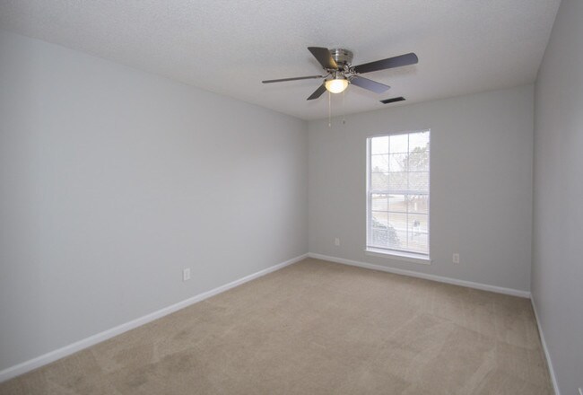 Building Photo - 300 Rolling Knoll Dr