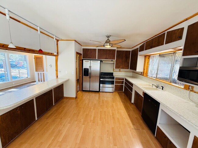 Foto del edificio - Pet friendly 3 bed 2 bath unit with all utilities included