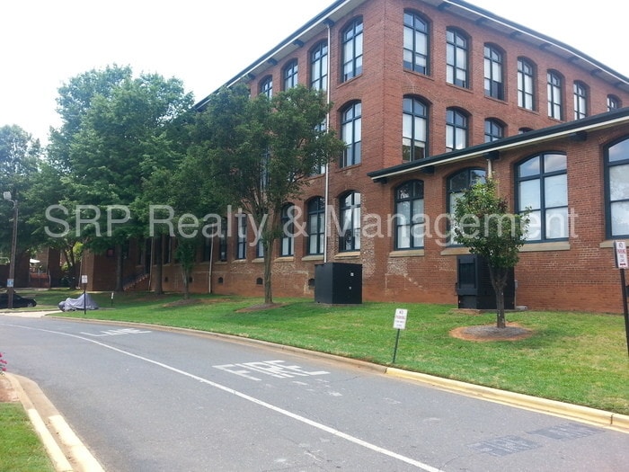 Primary Photo - 201 S Hoskins Rd