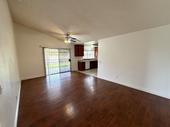 Foto del edificio - Available Now Spacious 5 Bedroom in Bloomington