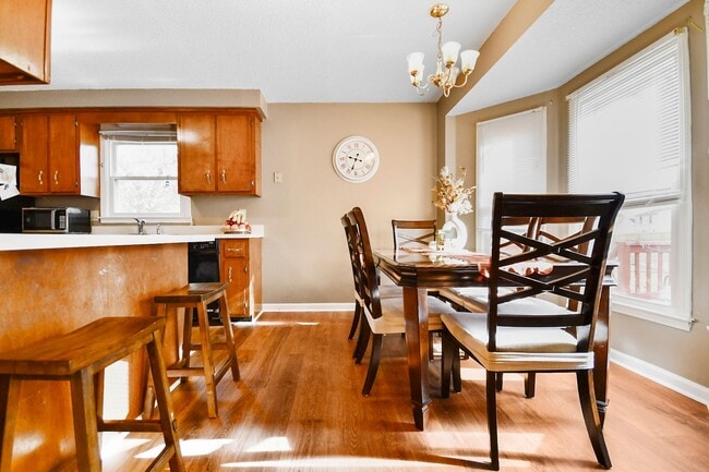 Building Photo - Conveniently Located Three Bedroom!