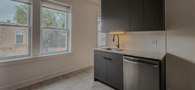 Building Photo - 3051 W Medill Ave
