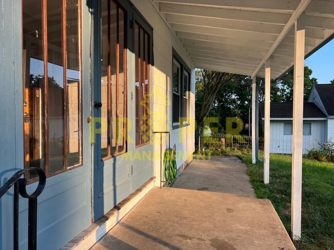 Building Photo - 3 bedrooms 2 full bathrooms house for rent