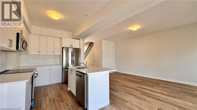 Photo du bâtiment - 155 Equestrian Way