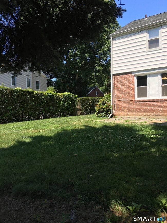 Building Photo - 8 High Ridge Dr