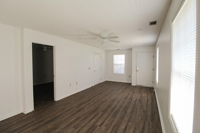 Building Photo - 824 Shaw Rd