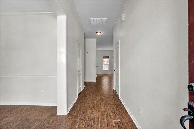 Building Photo - Spacious 3-Story Heights Rental Near 610 & 19th St