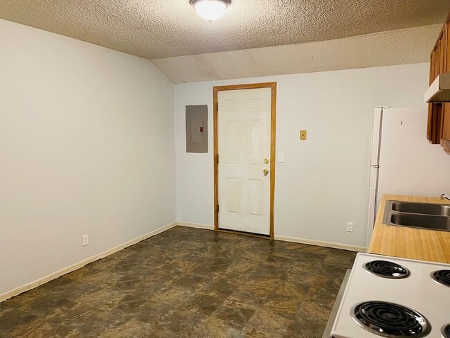 Building Photo - Great Size, Affordable Apartment!