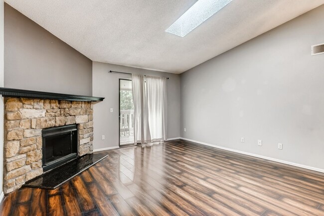 Photo - Stunning 2 Bedroom Near Lowry!!!! House