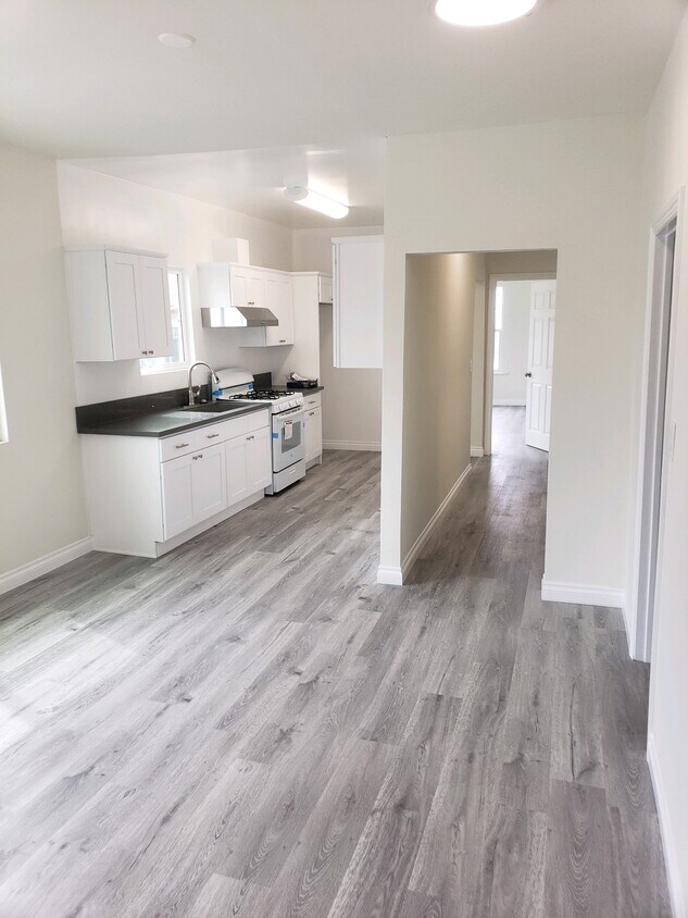 Cocina recientemente remodelada - 1019 S Harvard Blvd