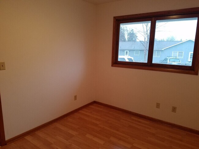 Building Photo - 2123 Crescent Dr