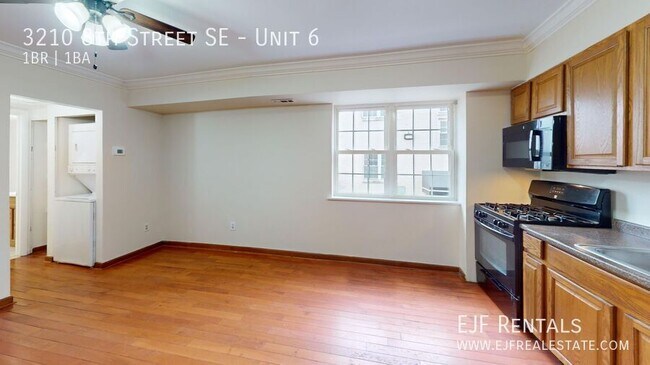 Building Photo - 3210 8th St SE