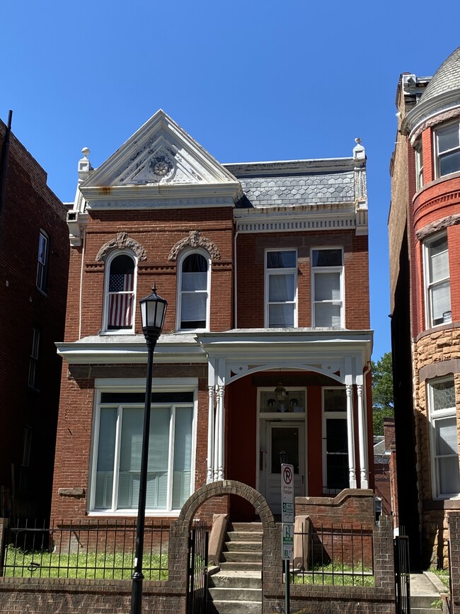 Building Photo - 907 W Grace St