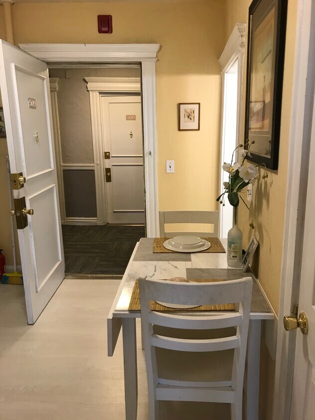 Entrance - 285 Lynn Shore Dr