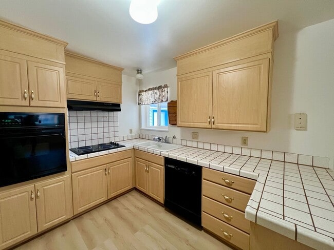 Building Photo - Lynbrook house ready now! $5300