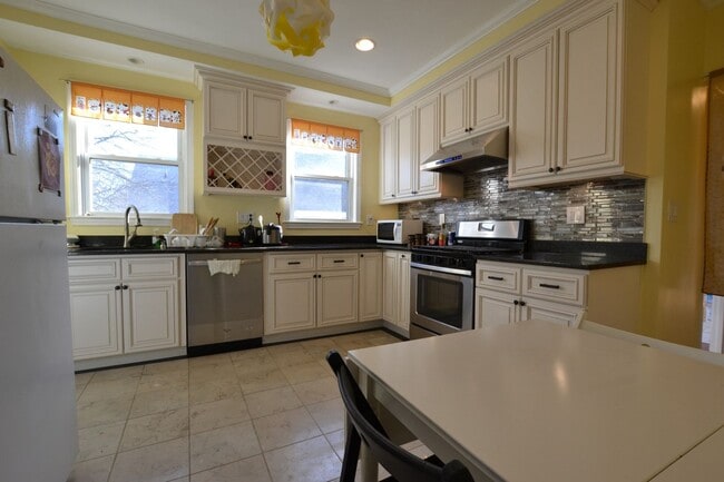 Building Photo - 4bed 2bath in Waltham 9/1