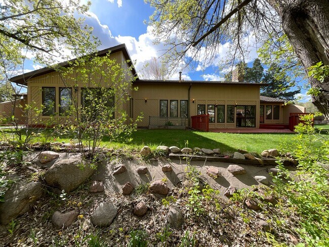 Building Photo - 5 Bedroom Home Available Near W Cheyenne R...
