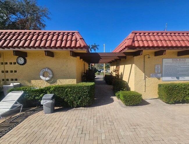 Baños de piscina con duchas - 1845 S Highland Ave