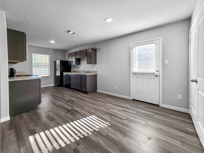 Building Photo - 2851 Golf Crest Dr