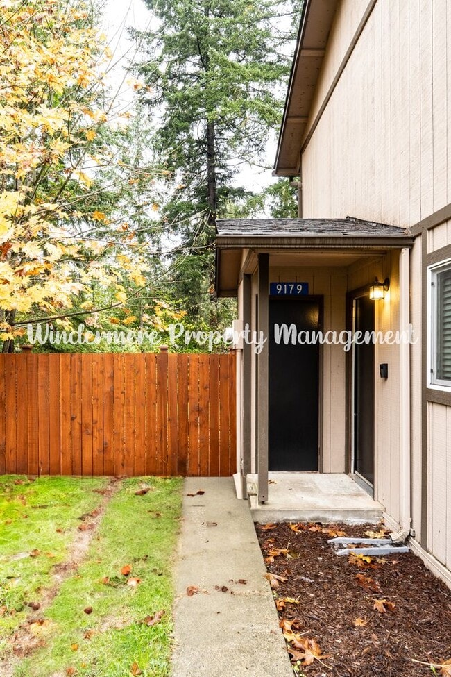 Building Photo - *AVAILABLE NOW!* Conveniently located 2 bed with fenced backyard