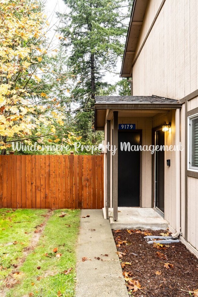 Foto del edificio - *AVAILABLE NOW!* Conveniently located 2 bed with fenced backyard