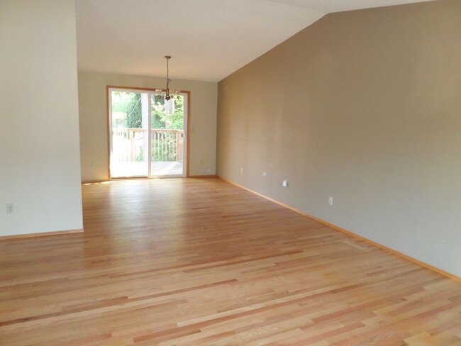 Foto del edificio - Lovely and LARGE 3-Bedroom Home w/Large Ya...