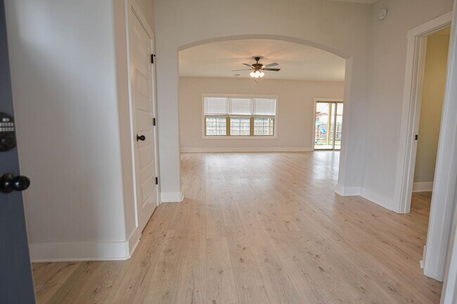 Building Photo - Pet Friendly Four Bedroom in Reserve at Oakland!