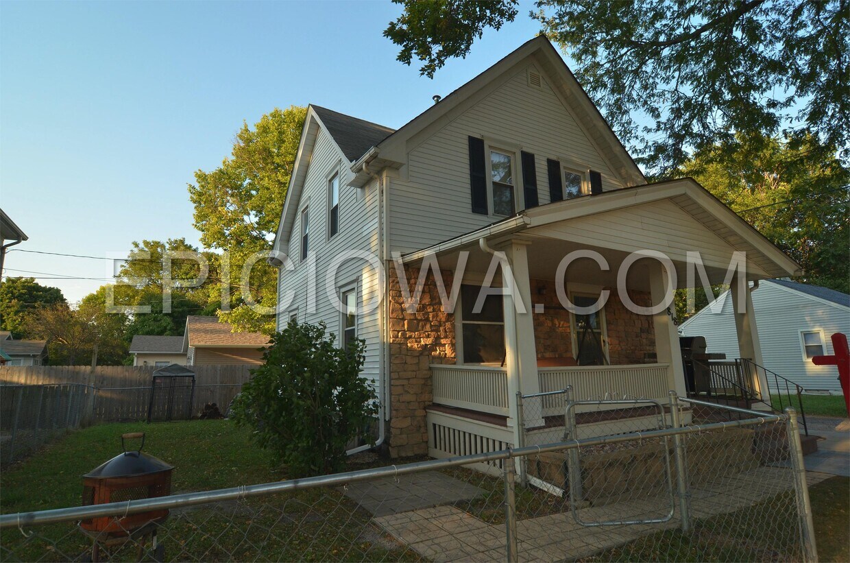 Primary Photo - 818 10th Ave SW