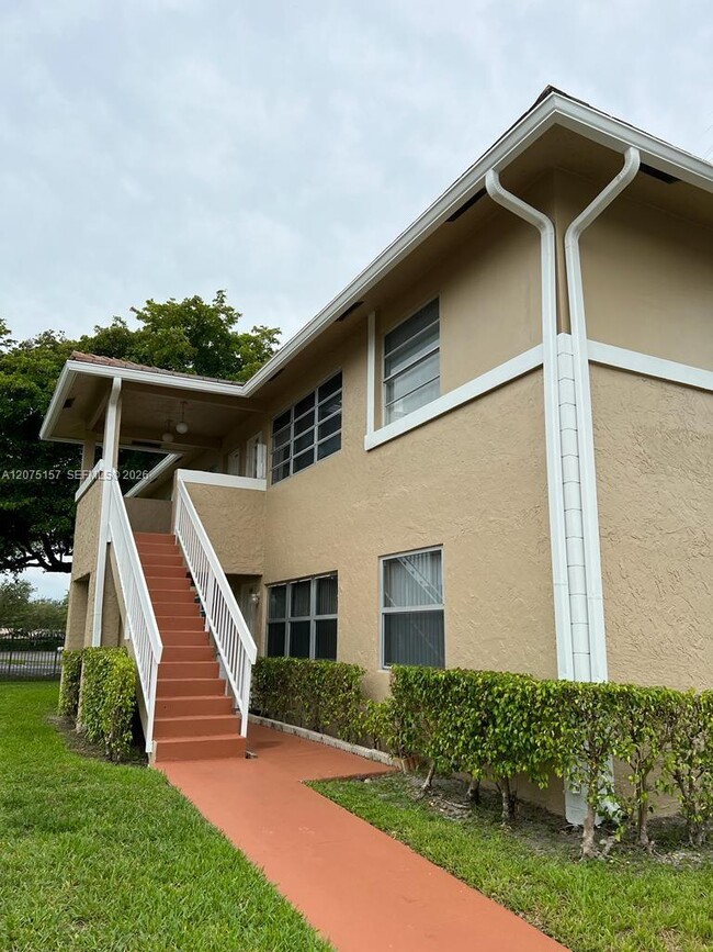 Building Photo - 10112 Twin Lakes Dr