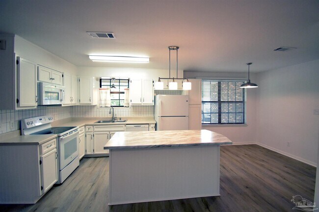 Building Photo - 6427 Kennington Cir