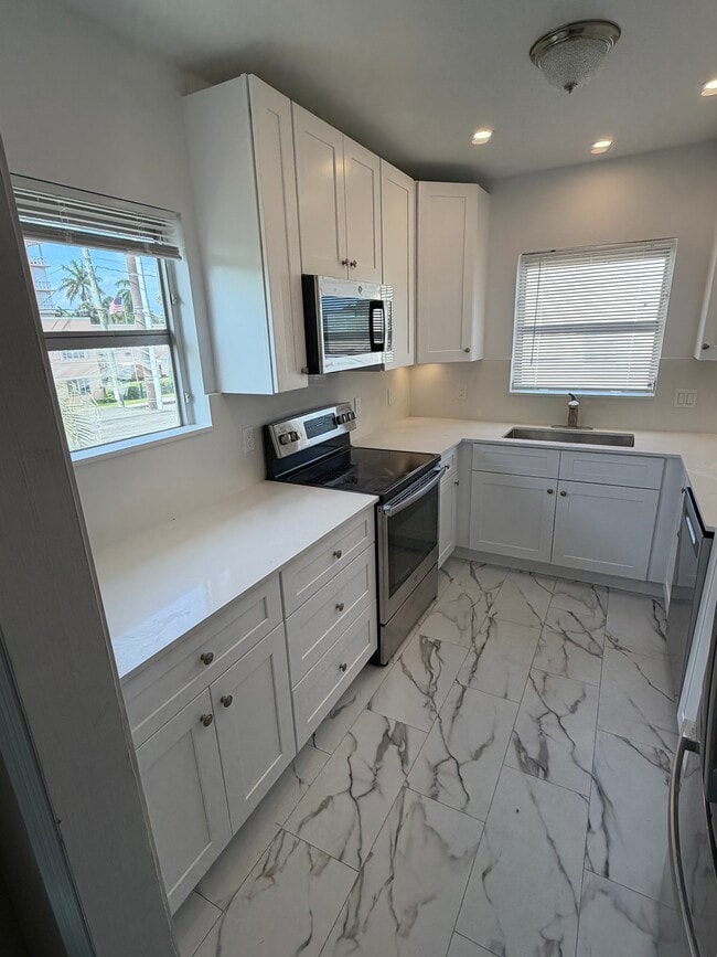 Building Photo - 108 S Lakeside Dr