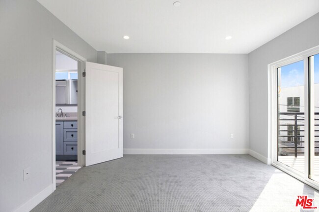 Foto del edificio - 6032 Romaine St