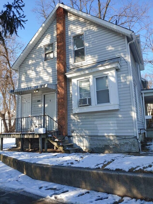 Primary Photo - Charming Broadway Apartment!