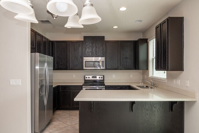 Building Photo - Charming 3-Bedroom Townhome in Classic Lak...