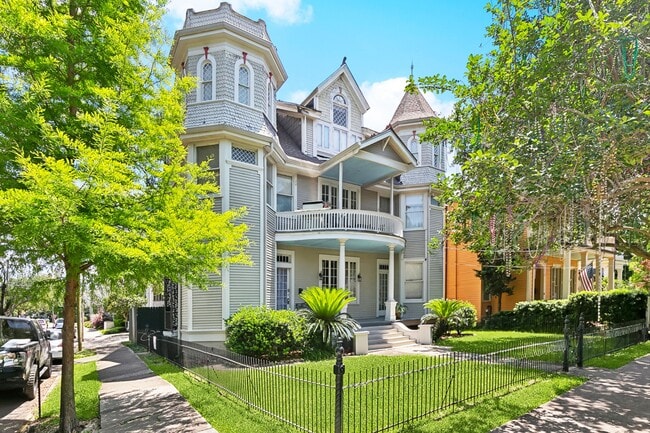 Building Photo - 6056 Prytania St