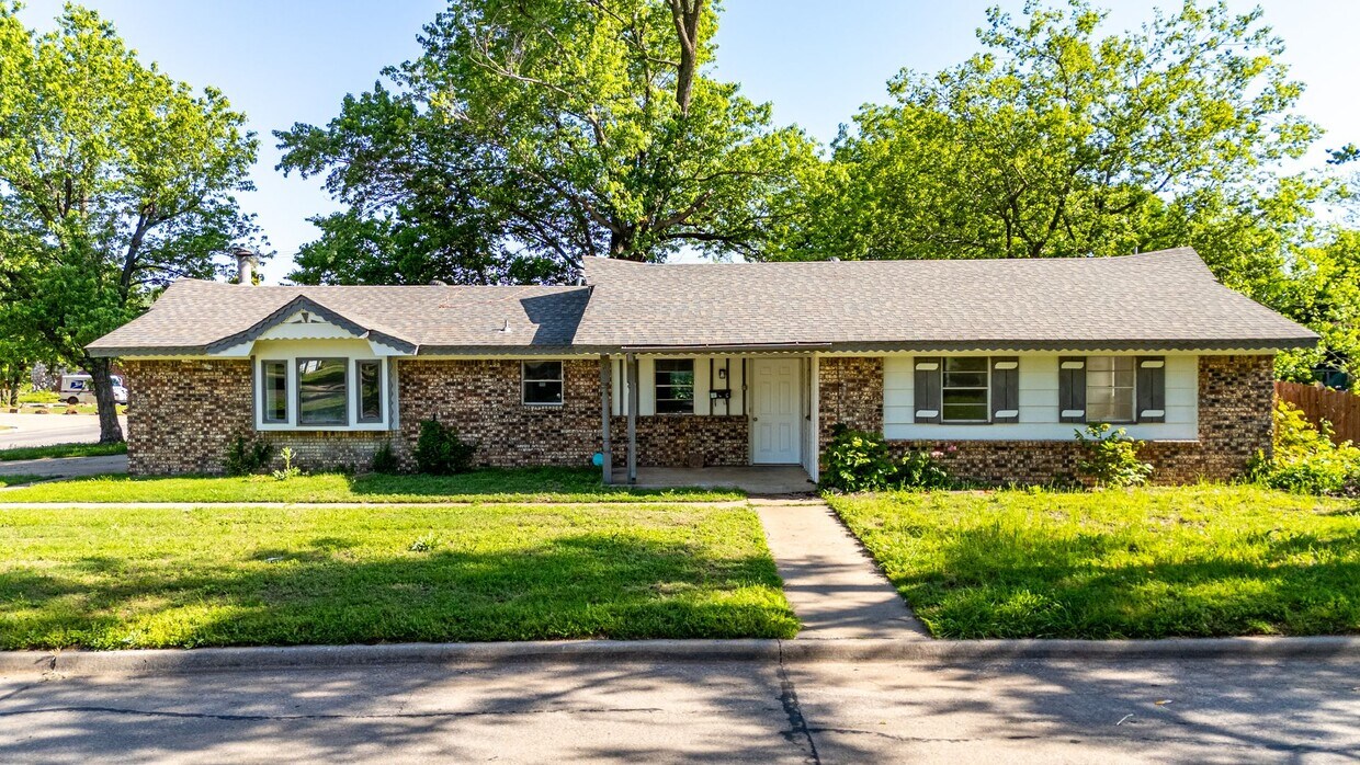 Primary Photo - 4 Bedroom Must See!!