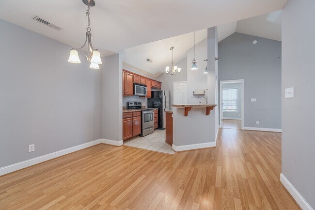 Building Photo - 623 Wyndhurst Dr