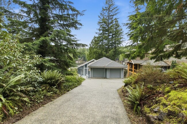 Building Photo - Waterfront 2 bedroom with private dock