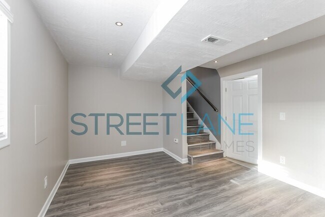 Building Photo - REDUCED!