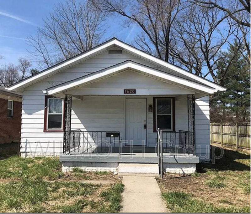 Primary Photo - 1620 N Gladstone Ave
