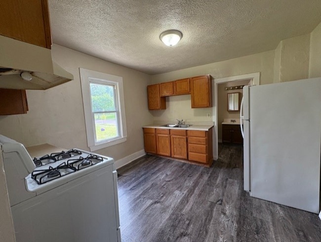 Building Photo - Charming 3-Bedroom Akron Home with Central A/C